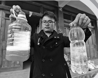 村民加入洗衣粉后，水庫水變成了褐色（左）。